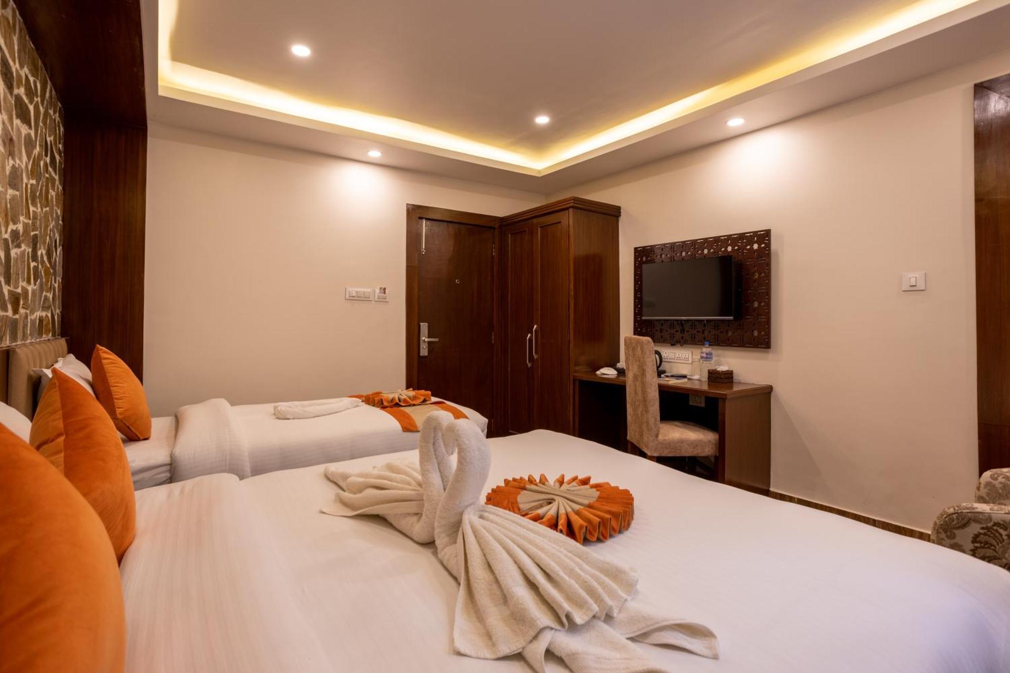 Airport Himalaya Boutique Hotel Катманду Экстерьер фото