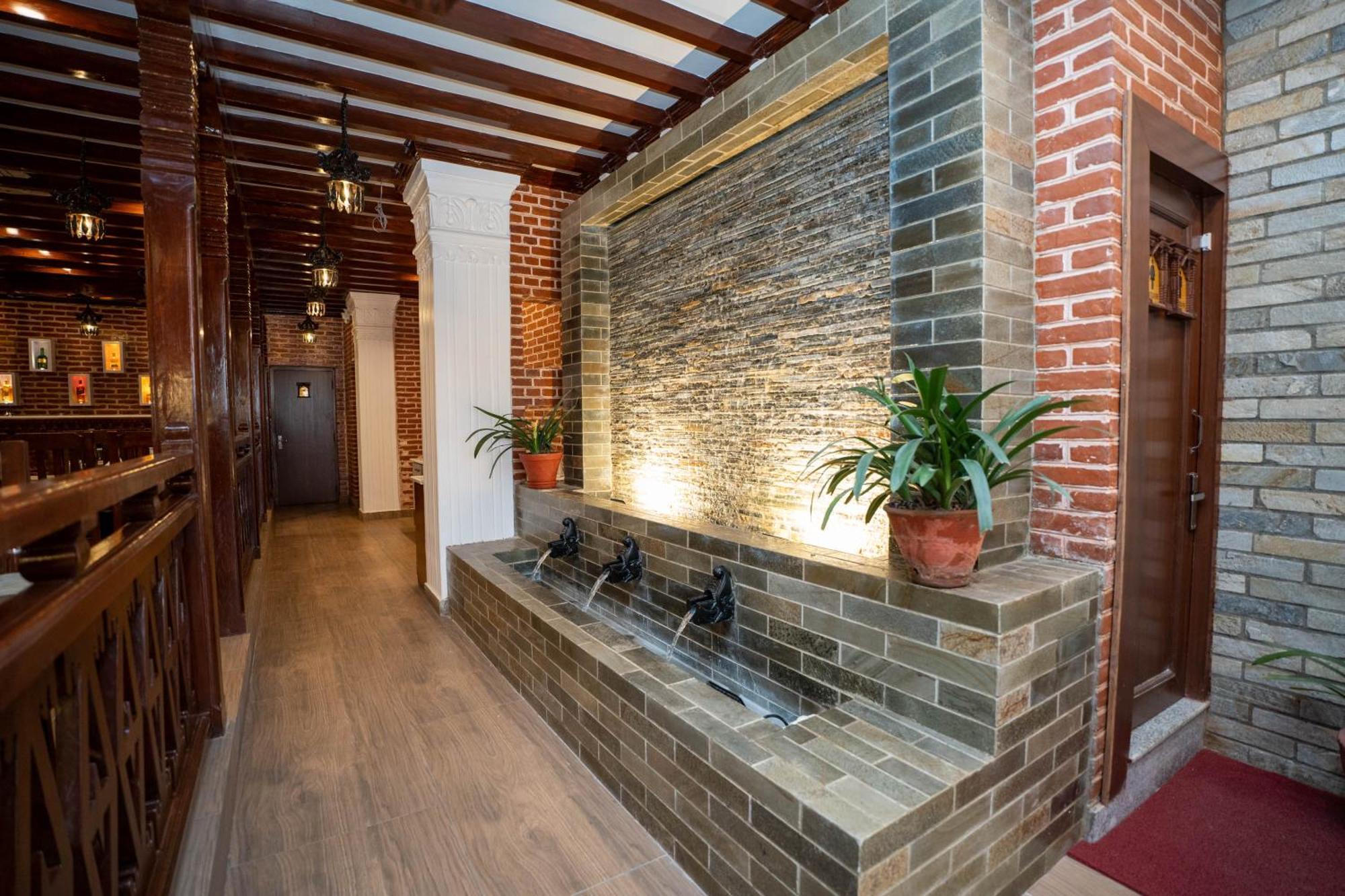 Airport Himalaya Boutique Hotel Катманду Экстерьер фото